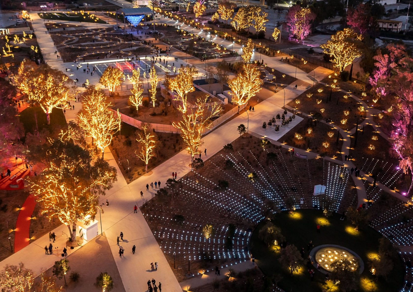 Παραμένει η λαμπερή ατμόσφαιρα στο Experience Park του Ελληνικού, το βιωματικό πάρκο για όλους, που άνοιξε με μεγάλη επιτυχία