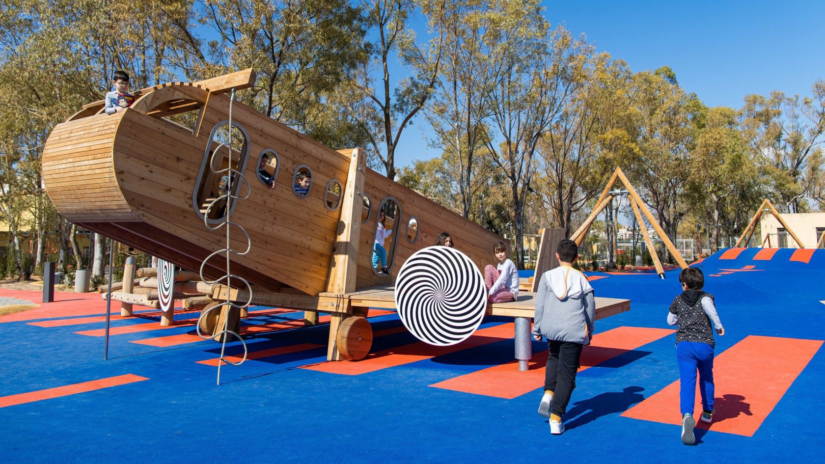 To The Ellinikon Experience Park ανοίγει πλέον καθημερινά τις πόρτες του από το πρωί στις 10:00 έως τις 23:00 το βράδυ.